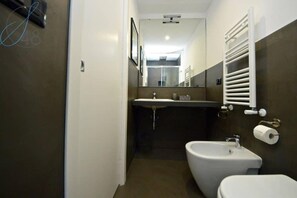 Bruser, hårtørrer, bidet, håndklæder