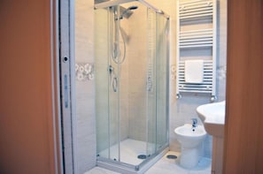 Ducha, secador de pelo, bidet, toallas
