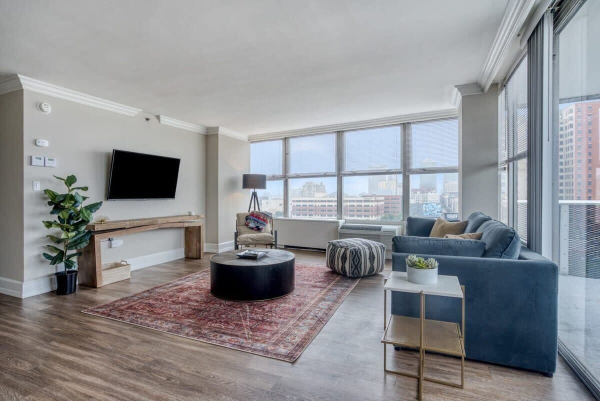 CozySuites 800 Tower 1BR w/ gym! 23
