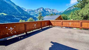 A wooden balcony with a view of a mountain range. - Family chalet overlooking the Midi Teeth (Champéry)