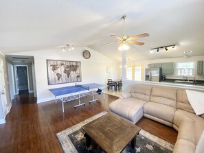 Smart TV, ping pong - Kid friendly with playset and pingpong! Central and safe location! (Greenville)