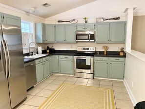 Fridge, microwave, oven, stovetop - Kid friendly with playset and pingpong! Central and safe location! (Greenville)