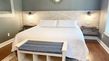 3 makuuhuonetta, työpöytä, silitysrauta/-lauta, vauvan matkasänky