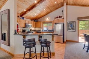 Fridge, microwave, oven, stovetop - Stylish Tahoe Cabin+Hot Tub, Beach & Walk to Trails (Tahoe City)