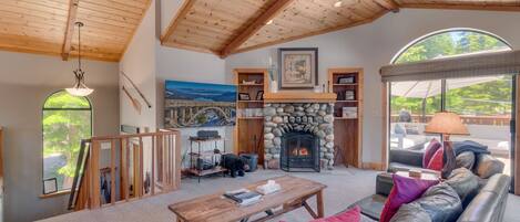 Televisión, chimenea y reproductor de DVD