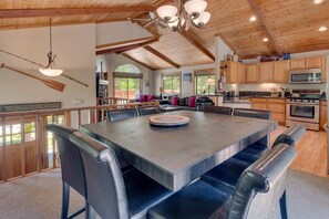 Dining - Stylish Tahoe Cabin+Hot Tub, Beach & Walk to Trails (Tahoe City)