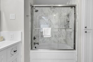 Baignoire, sèche-cheveux, serviettes fournies