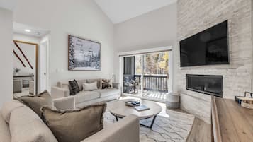 Televisión, chimenea y oficina