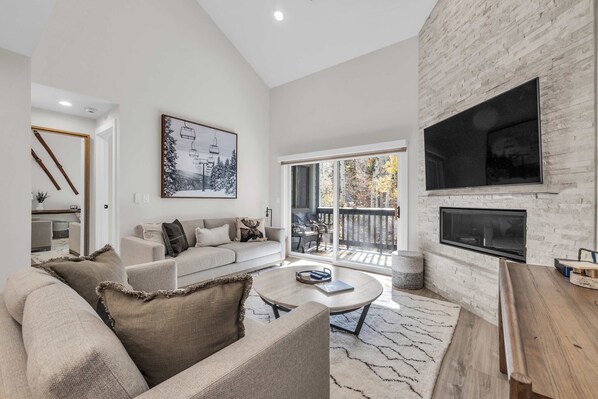 TV, caminetto, studio