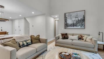 Televisión, chimenea y oficina