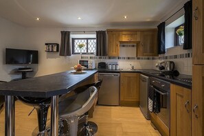 Een koelkast, een microgolfoven, een oven, een kookplaat