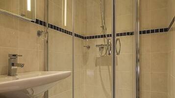 Ducha, secador de pelo, toallas y jabón