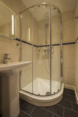 Een douche, een haardroger, handdoeken, zeep