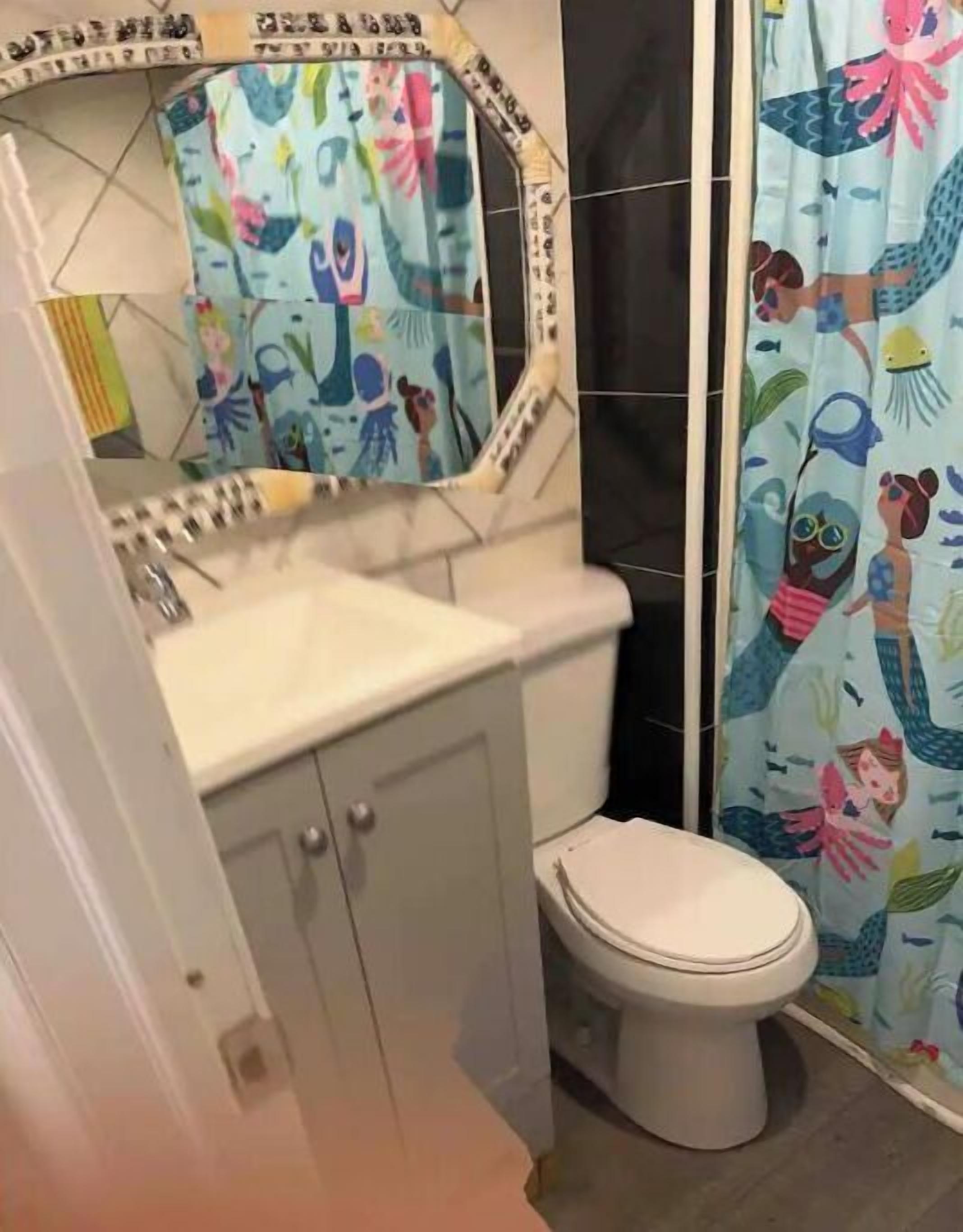 Een douche, handdoeken, zeep, toiletpapier