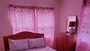 2 عدّة غرف نوم وواي فاي وملاءات أسرّة
