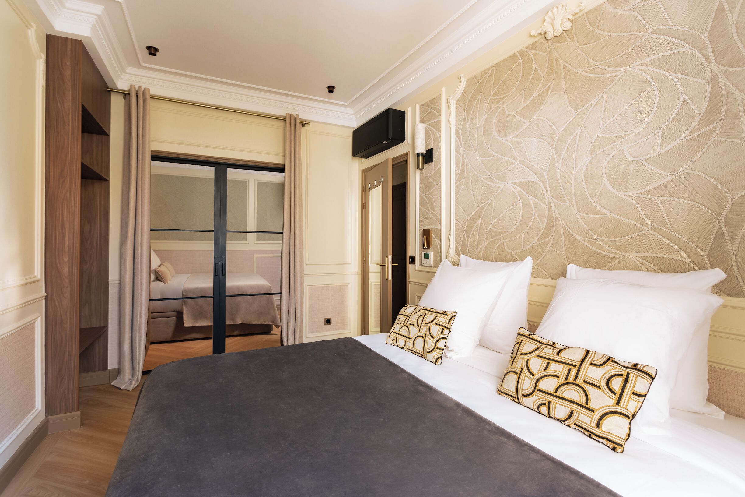 Habitación de hotel con cama, armario y baño.
