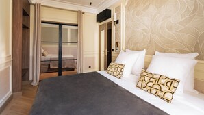 A hotel room with a bed, a wardrobe, and a bathroom. - Merveil - Luxury Suite - Marais - Ponceau (Paris)