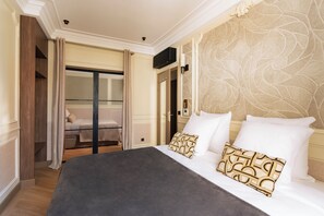 6 Schlafzimmer, Schreibtisch, Bügeleisen/Bügelbrett, Reisekinderbett