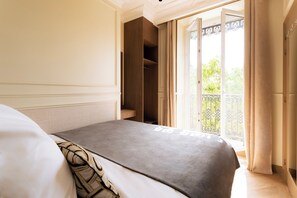 6 bedrooms, desk, iron/ironing board, travel cot