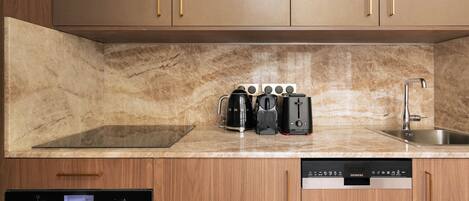 Wasserkocher mit Kaffee-/Teezubehör, Kühlschrank, Mikrowelle, Ofen