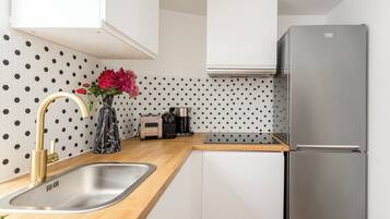 Jääkaappi, mikroaaltouuni, liesi, kahvin-/teenkeitin