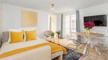 3 makuuhuonetta, työpöytä, silitysrauta/-lauta, vauvan matkasänky