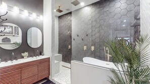 Douche, sèche-cheveux, serviettes fournies, savon