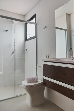 Shower, free toiletries, towels, soap - Vida Studios (Palhoça)