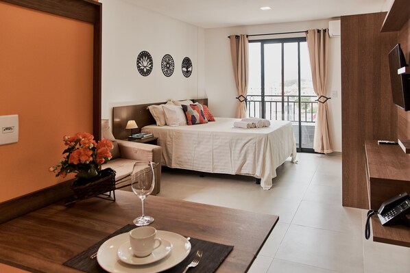 笔记本电脑工作区、免费 WiFi、床单