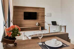 笔记本电脑工作区、免费 WiFi、床单