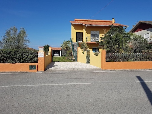 HOLIDAY HOUSE 15 MINUTES FROM THE BEACH (1st FLOOR)