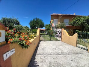 Property grounds - HOLIDAY HOUSE 15 MINUTES FROM THE BEACH (1st FLOOR) (AMIEIRO)