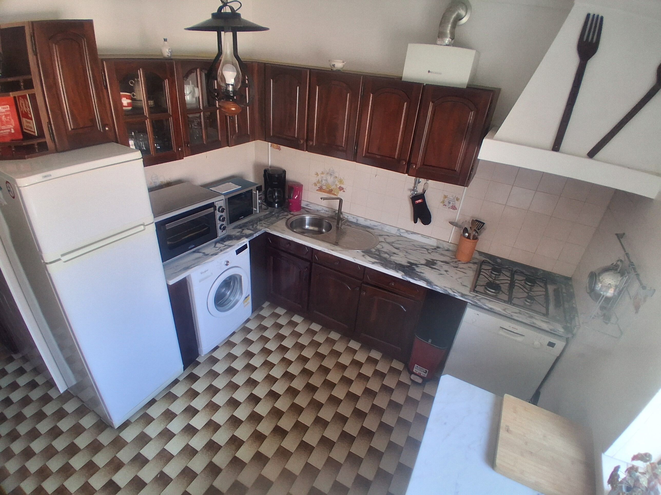 Coffee/tea maker, fridge, microwave, oven