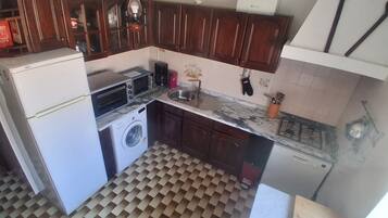 Coffee/tea maker, fridge, microwave, oven