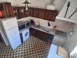 Coffee/tea maker, fridge, microwave, oven - HOLIDAY HOUSE 15 MINUTES FROM THE BEACH (1st FLOOR) (AMIEIRO)