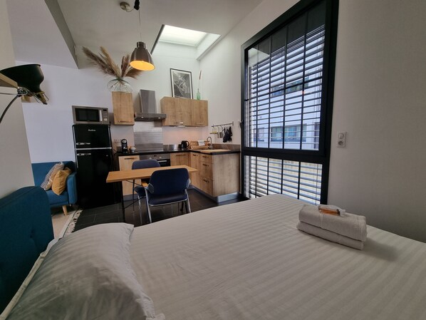 1 habitación, tabla de planchar con plancha y cuna de viaje 