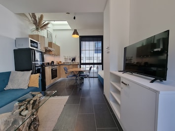 La vue du loft depuis la porte d'entrée.