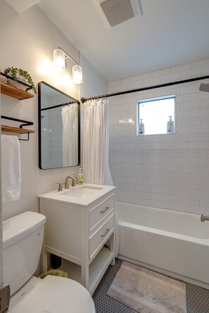 Bathtub, towels