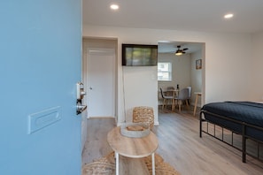1 habitación, tabla de planchar con plancha, wifi y ropa de cama