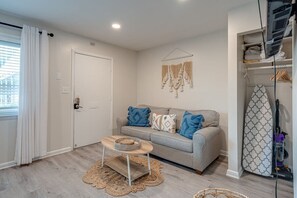 TV, offices - Winter Escape | Condo Near 12 South & Vanderbilt (Nashville)