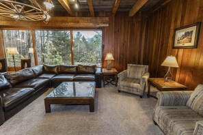 Televisión, chimenea, reproductor de DVD y oficina