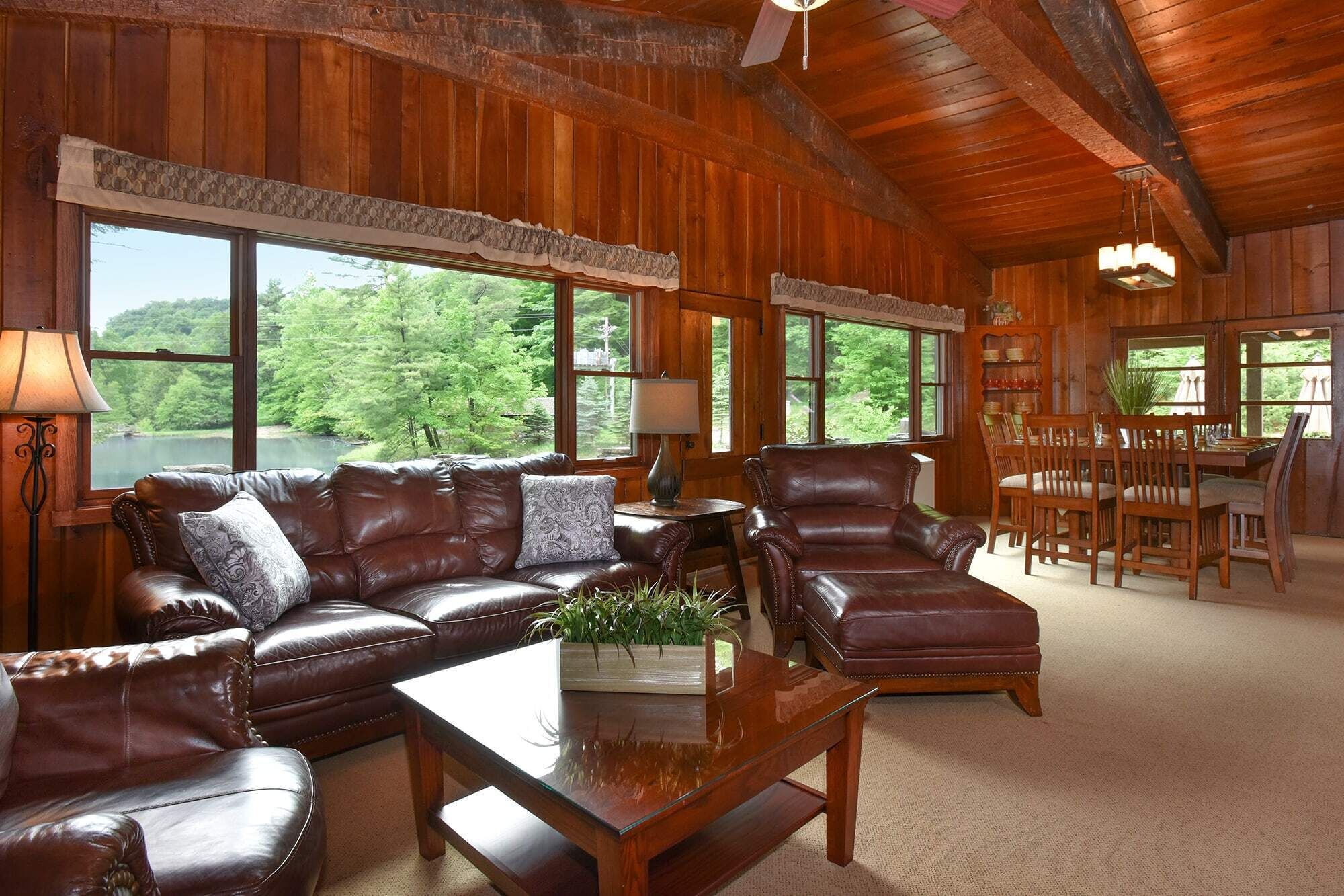 テレビ、暖炉、DVD プレーヤー、書斎 / ワークスペース