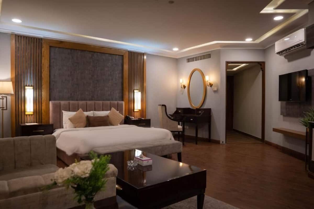 Deluxe Double Room | Iron/ironing board, free WiFi