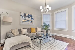TV - Newark Townhome Near Airport - Pet Friendly! (Newark)