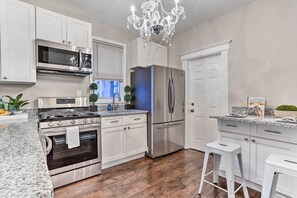 Réfrigérateur, micro-ondes, plaque de cuisson, lave-vaisselle