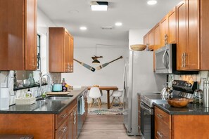 Refrigerador, microondas, horno y parrilla de estufa 