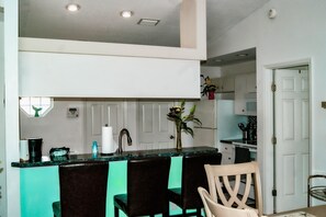 Microwave, oven, stovetop, dishwasher - New Decor /Oval Couch/Indoor, Outdoor patio Grill (Palm Coast)