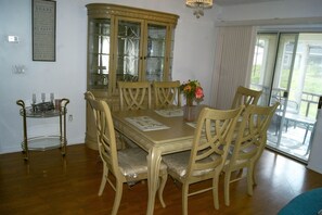 Dining - New Decor /Oval Couch/Indoor, Outdoor patio Grill (Palm Coast)