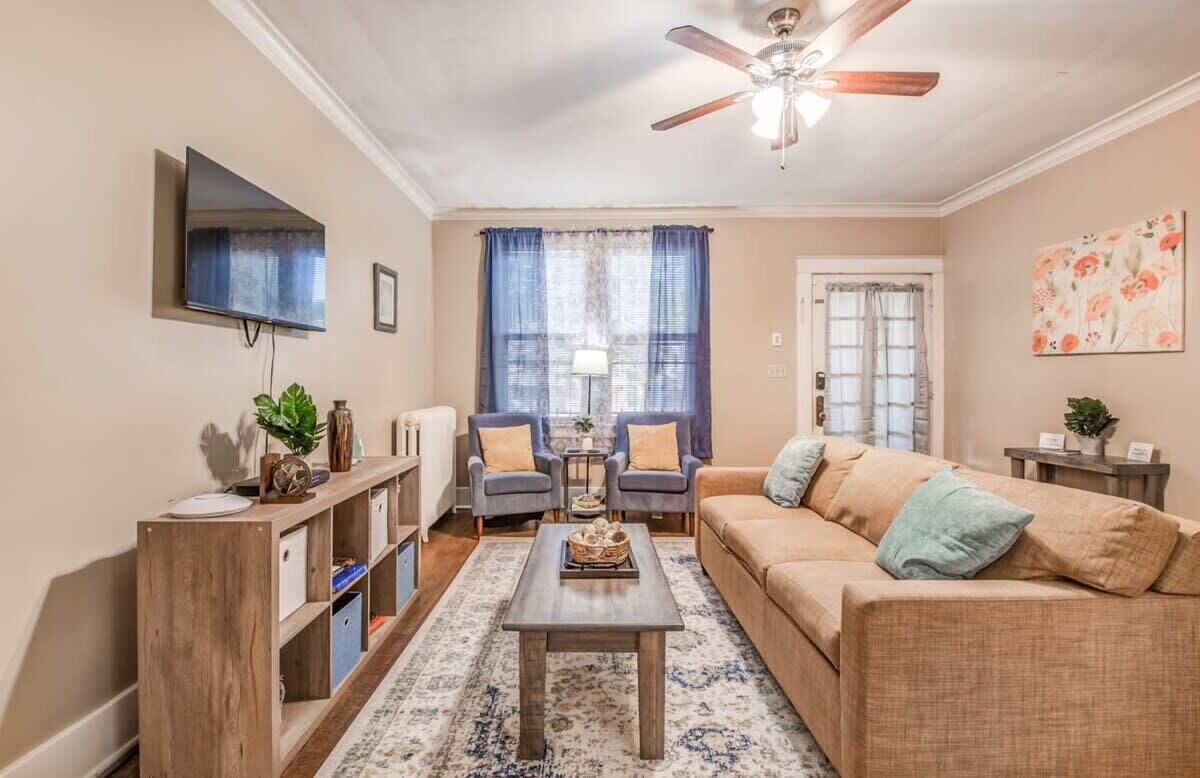 Mins to Downtown, Bottom Unit - Bluemoon Bungalow