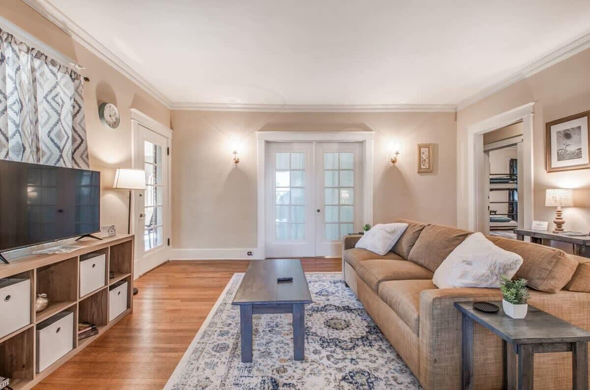 Beautiful Brick Patio, Top Unit- Bluemoon Bungalow